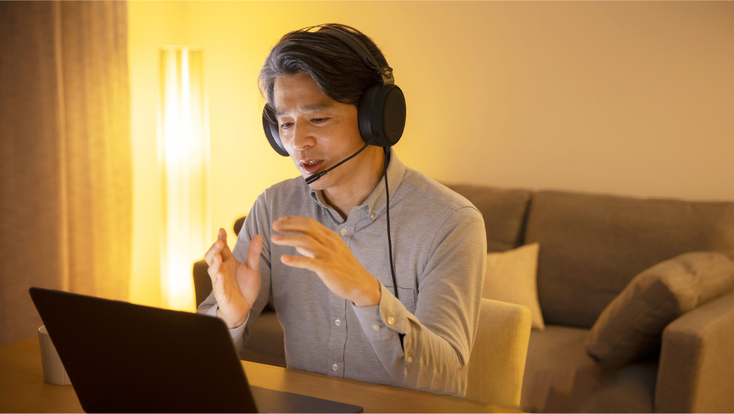 夜にオンライン授業を行う社会人講師