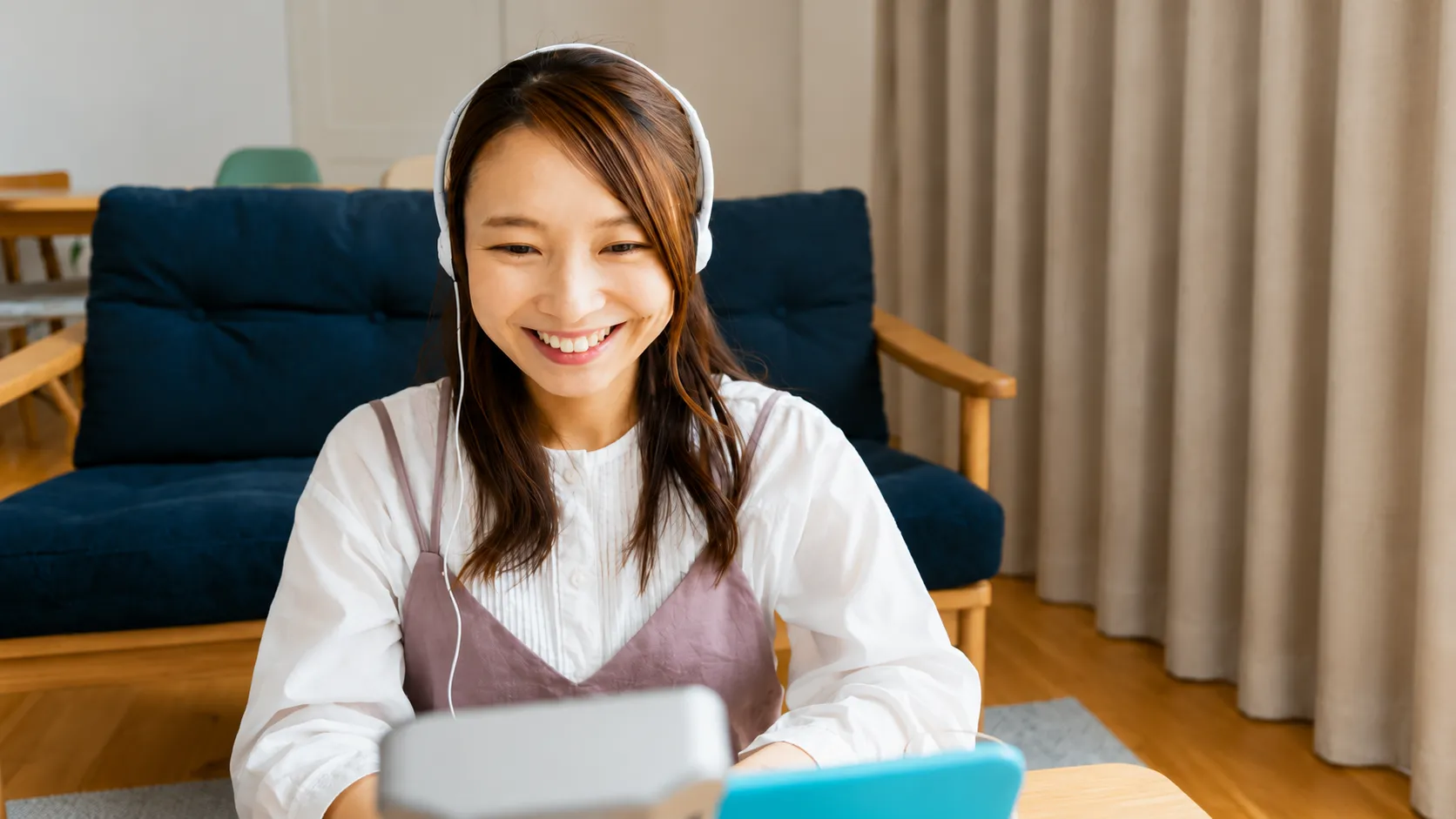 帰宅後にノートPCで授業をする大学生