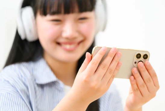 スマホでアーカイブ視聴する学生