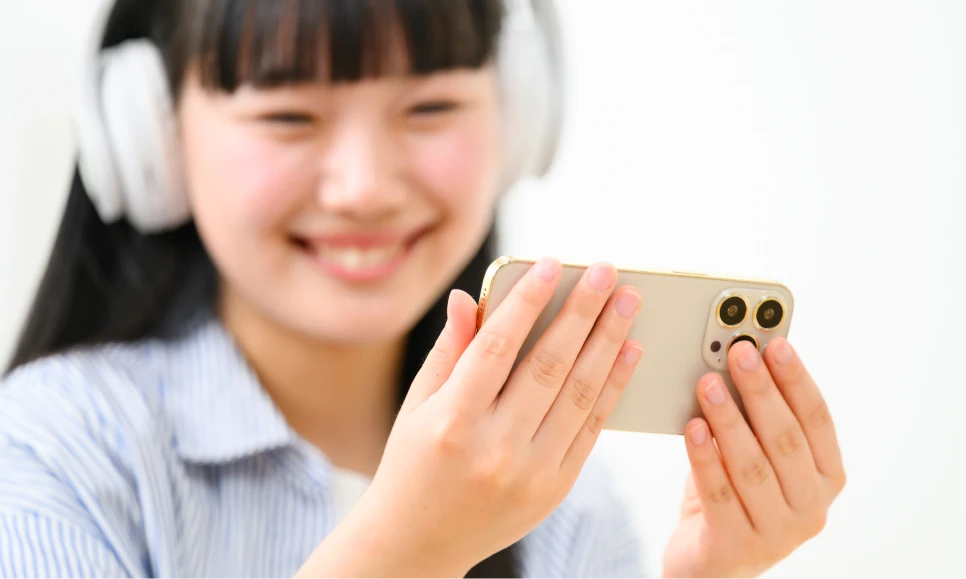 スマホでアーカイブ視聴する学生